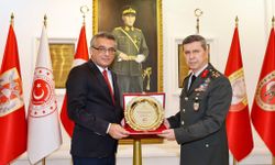 Tufan Erhürman'dan iki komutana ziyaret: Askeri törenle karşılandı