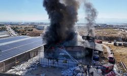Uşak'ta korkutan yangın: Fabrikadan yükselen dumanlar gökyüzünü kapladı