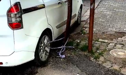 Vatandaşın sel önlemi şaşırttı! Aracını elektrik direğine bağladı
