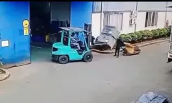 Feci iş kazası kamerada! Vietnam'da işçi, forkliftten devrilen yükün altında kalarak can verdi