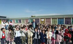 Yenimahalle’de minikler sahipsiz hayvanlarla buluştu