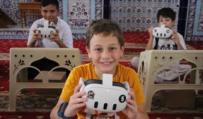 Camiye teknoloji girdi: Sanal gözlükle Kabe’yi gezdiler!