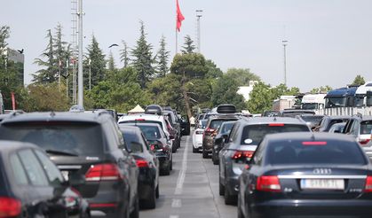 Gurbetçiler memleketten hüzünle ayrılıyor