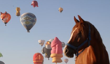 Kapadokya'da figürlü sıcak hava balonları gösteri uçuşu yaptı
