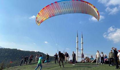 Kahramanmaraş'ta yamaç paraşütü festivali