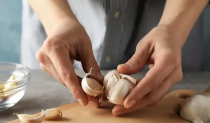Eldeki sarımsak kokusunu gidermenin pratik yöntemleri