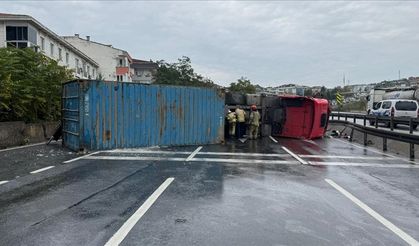 Büyükçekmece E5’te tır devrildi: Trafik kilitlendi