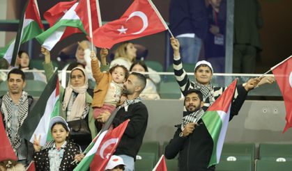 Filistinli çocuklar Türkiye-Gürcistan maçını tribünden izledi!