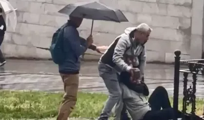 İstanbul'da sokak ortasında korkunç kavga: Yerde sürükledi, kaldırım taşıyla vurdu!