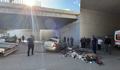 Konya’da otomobil üst geçitten düştü!
