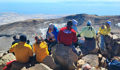 Vadi Doğa ekibi Süphan Dağı’nda zirve yaptı, eriyen buzulları belgeledi