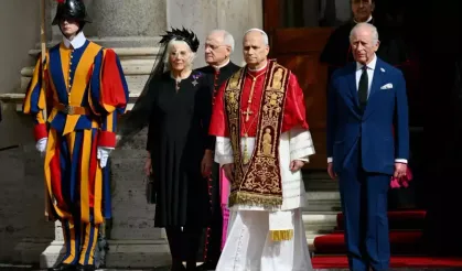 Vatikan'a tarihi ziyaret! Camilla, Elizabeth'e benzetildi!