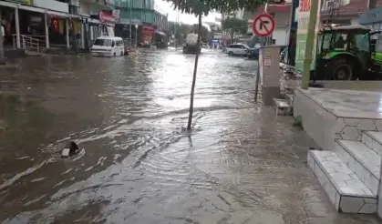 İzmir ve Muğla'da deniz karayla birleşti yollar göle döndü...