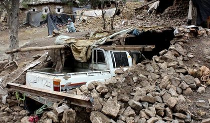 Afganistan'da 6.3 büyüklüğünde deprem! Deprem anı kameralarda!