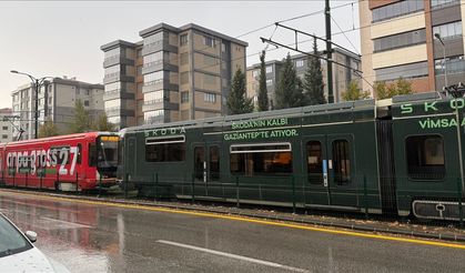 Gaziantep’te tramvaya yıldırım düştü: O anlar kameralara yansıdı