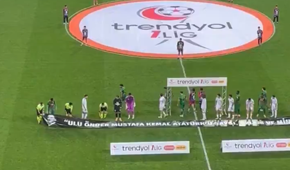 Diyarbakır'da 10 Kasım anması: Amedspor ve Hatayspor sahaya 'Atatürk' pankartıyla çıktı