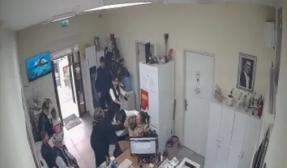 İstanbul'da bir kadın, kendisine 'fakirlik belgesi' vermeyen kadın muhtarı dövdü!