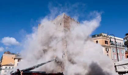 Roma’da tarihi kulede kısmi çökme: Enkaz altında kalan işçi aranıyor