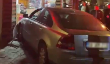 Fren yerine gaza bastı, otomobil dükkana girdi!