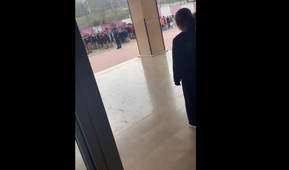 Okul müdürü öğrenciyi yakasından tutup savurdu!