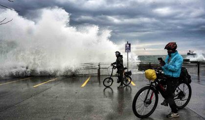 İstanbul’da lodos alarmı: Dev dalgalar sahili yuttu!