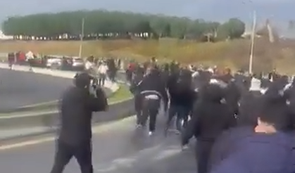 Derbi gerilimi sokağa taştı! Taraftarlar birbirine girdi