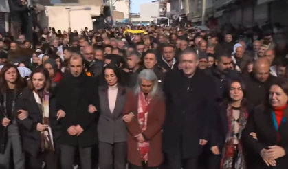 DEM Parti'nin sınırdaki grup toplantısında tansiyon yükseldi, sınıra ilerlemek isteyenlerle arbede yaşandı