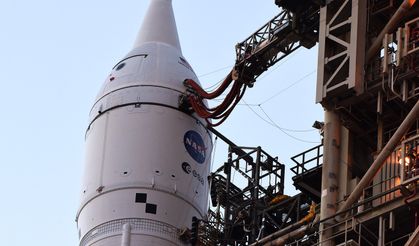NASA, Artemis II roketini hangara çekti