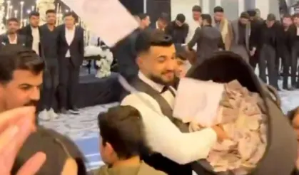 Şanlıurfa'daki lüks düğünde havaya saçılan paralar kameraya yansıdı
