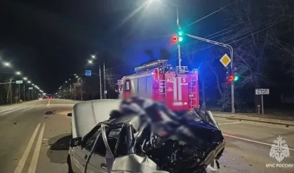 Lugansk'ta gece saatlerinde 200 kilometre hızı aşan motosikletin otomobile çarpma anı