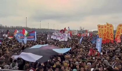 İstanbul'daki Nevruz konserinde terör örgütü elebaşının posteri açıldı