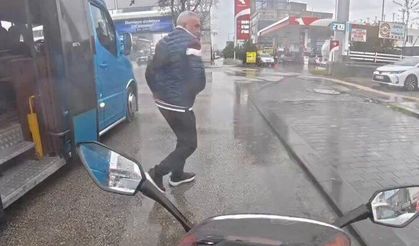 Akaryakıt istasyonuna girmek isteyen motosiklet inen yolcuya çarptı