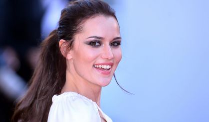 Fahriye Evcen’in kalpli çantası gündem oldu! Fiyatı dudak uçuklattı
