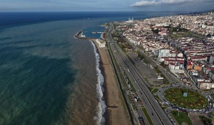 Trabzon’da fırtına sonrası sahil çamura bulandı