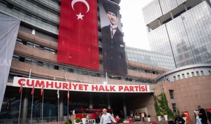 Kılıçdaroğlu’nun fotoğraf ve afişleri yeniden genel merkezde...