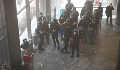 Polis CHP Genel Merkezi’ne girdi: Müdahale 'demokrasi' tartışmasını alevlendirdi
