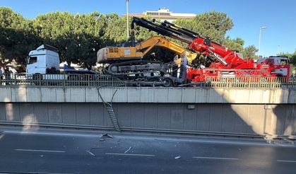 Yürekleri ağza getiren kaza: İş makinesi korkuluklarda asılı kaldı