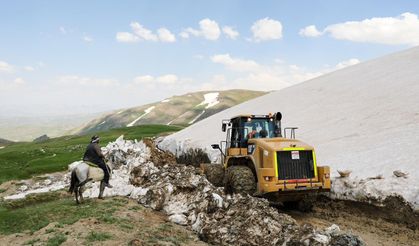 Van'da haziran ayında kapalı yolda üç metrelik kar temizliği