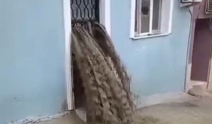 Sel suları evin içinden geçti, vatandaş ölümden döndü