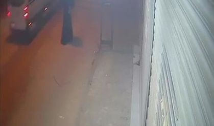 Çarşaf giyip iş yerini taradı: Güvenlik kamerası o anları kaydetti
