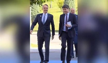 Miçotakis'in zirvedeki "kabadayı yürüyüşü" Yunan medyasında dalga konusu!