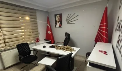 CHP ilçe binasından ayrılırken masaya urgan bıraktılar