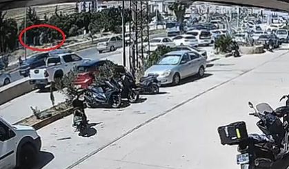 Ölümlü feci kaza kamerada! Otomobilin çarptığı kadın metrelerce havaya uçtu!