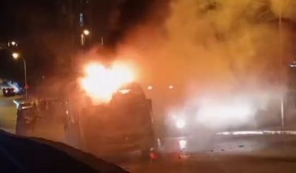Alev alev yanan minibüs küle döndü: Peş peşe patlamalar paniğe neden oldu