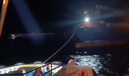 Çanakkale Boğazı'nda arıza yaptı, römorkörlerle çekildi