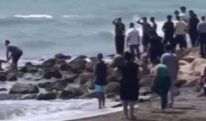 Hatay'da deniz yasağına aldırış etmeyen 3 kişi dalgalara kapıldı