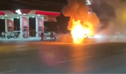 Yüksekova’da seyir halindeki otomobil alev aldı: Yaralanan 2 kardeş Van’a sevk edildi