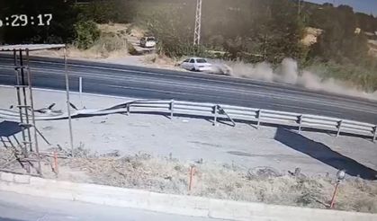Kontrolden çıkan otomobil şarampole devrildi!