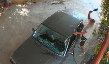 Eski sevgilisinin arabasını satır ve bıçakla paramparça etti!