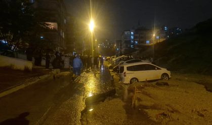 Keçiören'de onlarca araç suya gömüldü! Ankara'da sağanak sonrası yol çöktü